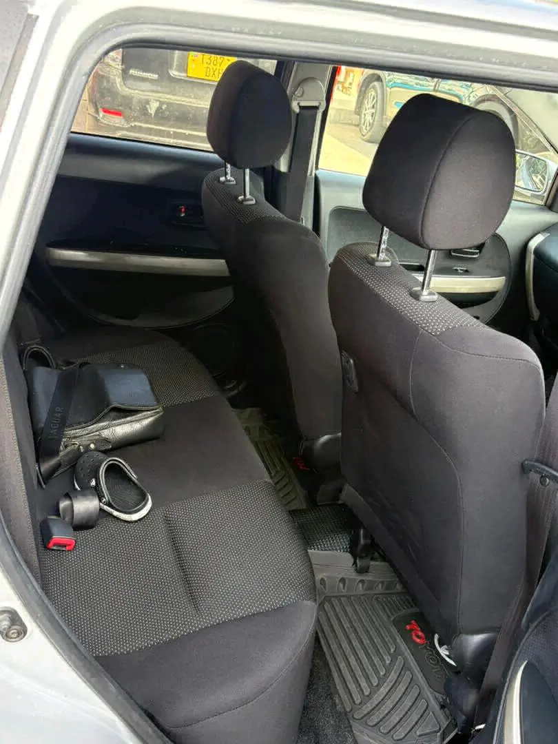 Toyota Ist 2004, Silver, Full AC thumbnail 3