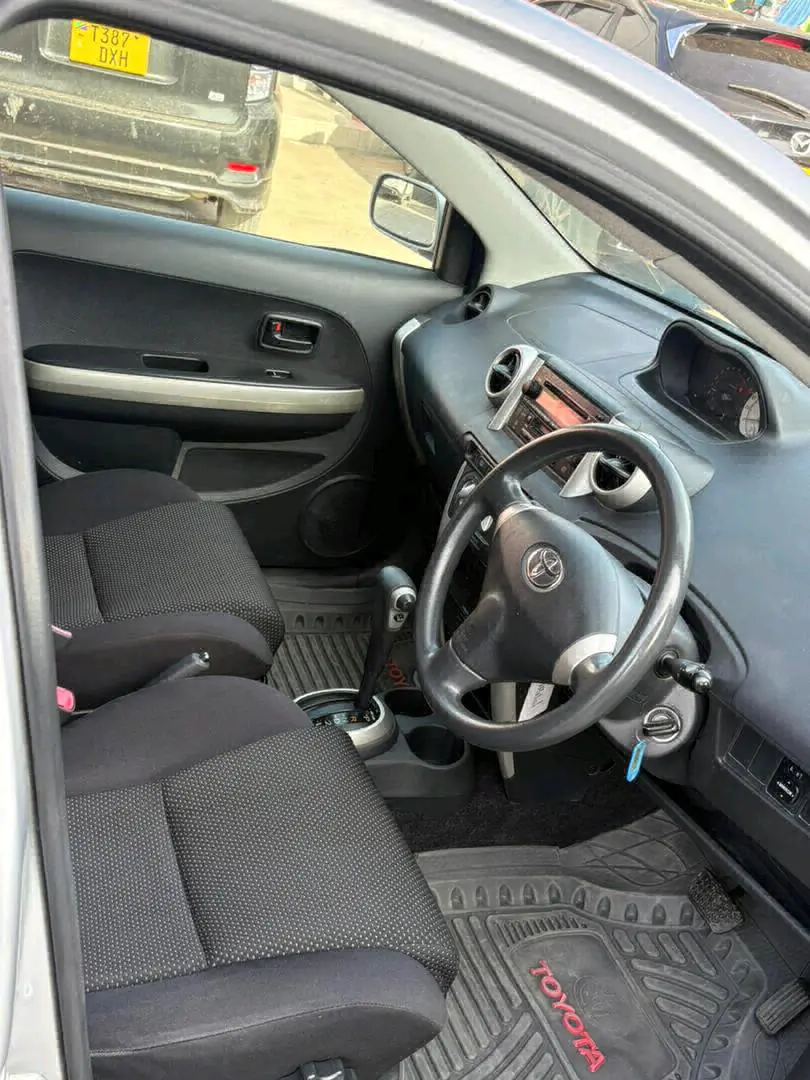 Toyota Ist 2004, Silver, Full AC thumbnail 4