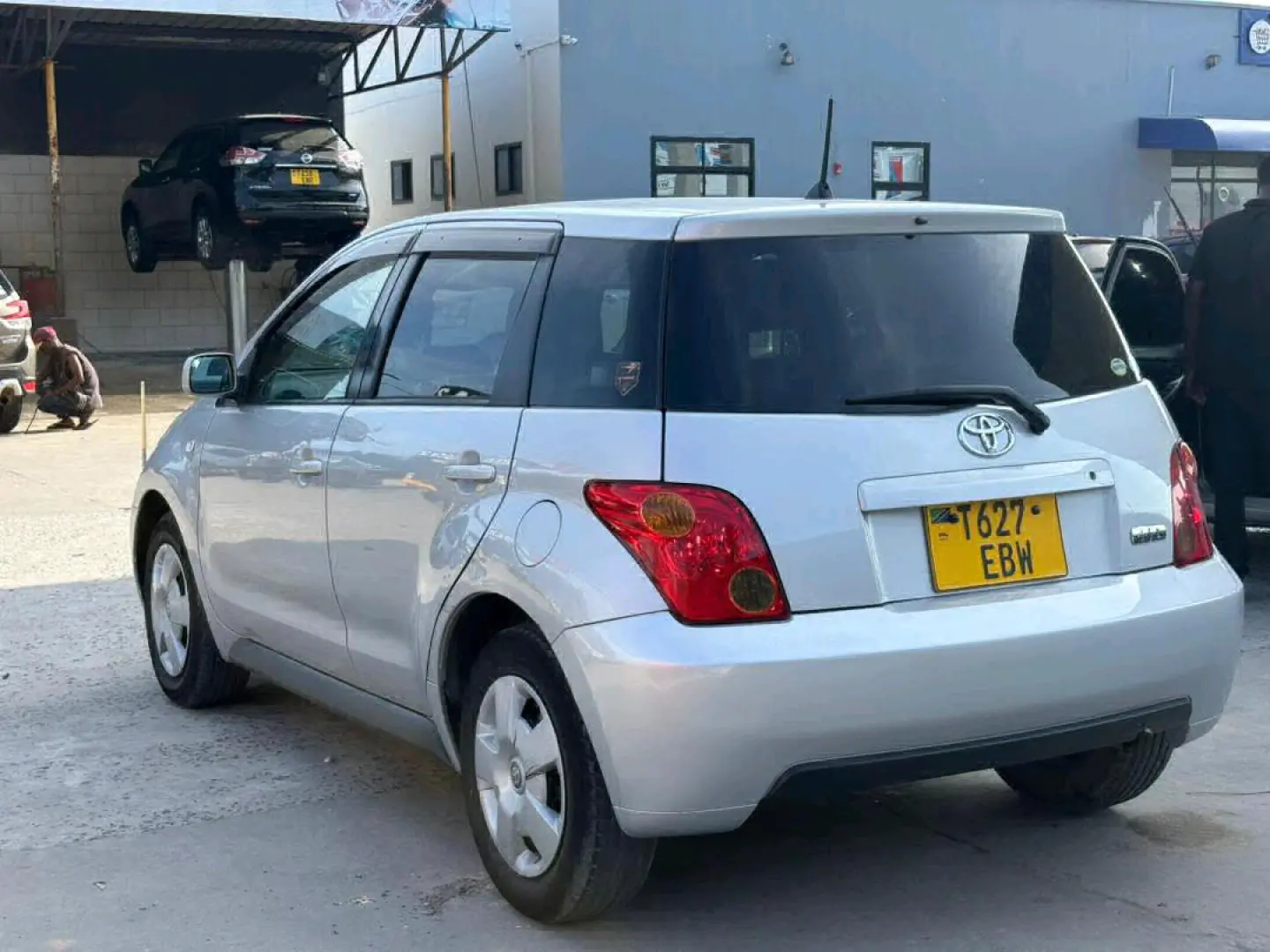 Toyota Ist 2004, Silver, Full AC thumbnail 5