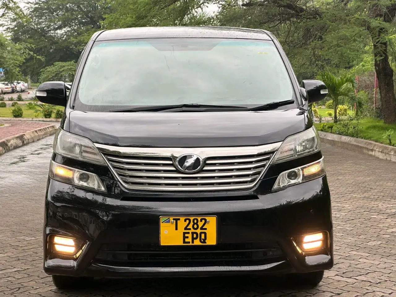 Toyota Vellfire (Black)