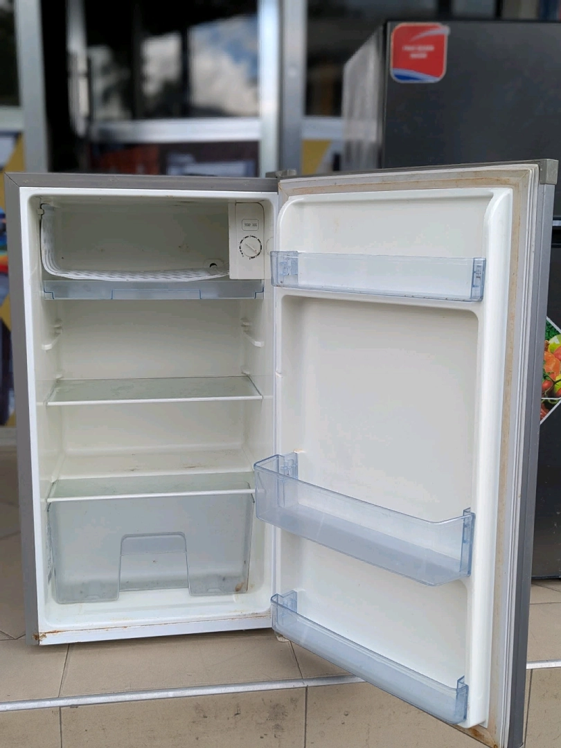 Small Single-Door Hisense Refrigerator thumbnail 6