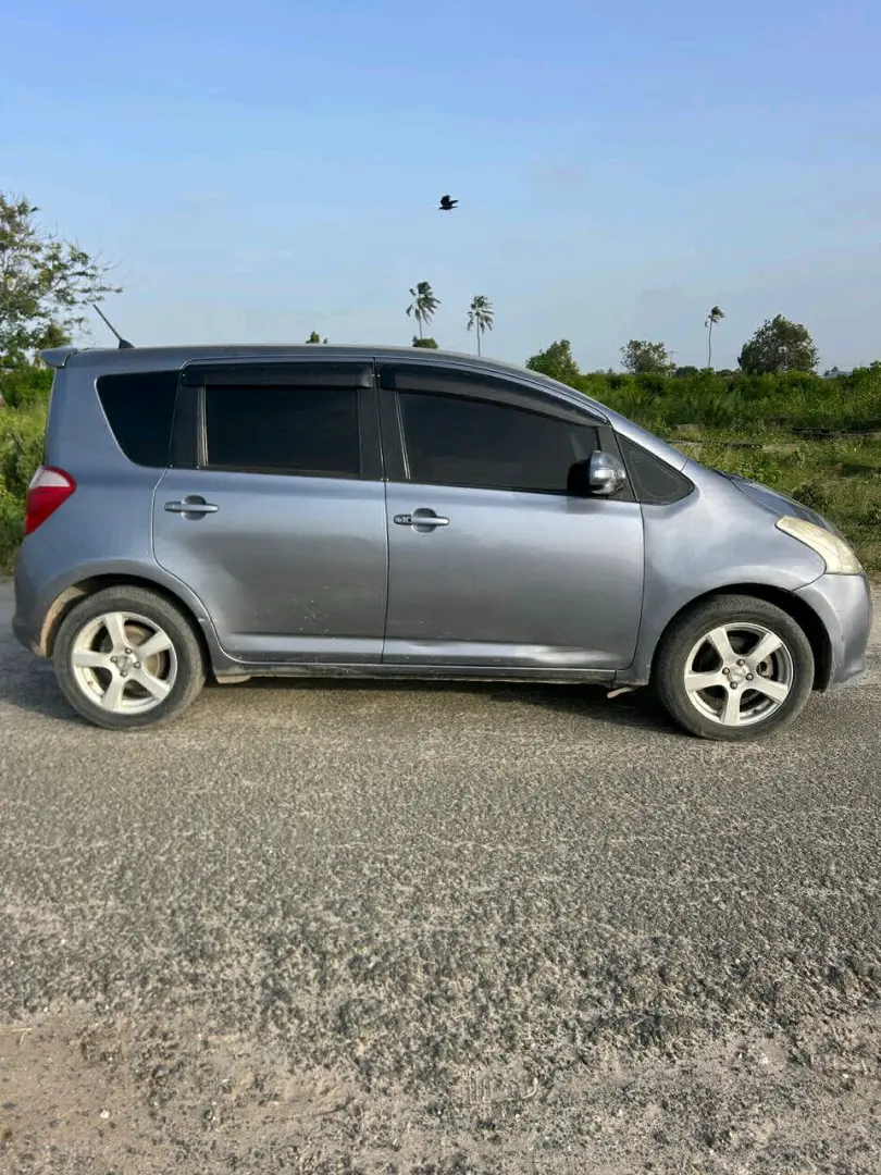 Used Grey Toyota Ractis for Sale thumbnail 3
