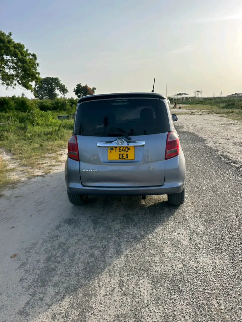 Used Grey Toyota Ractis for Sale thumbnail 7