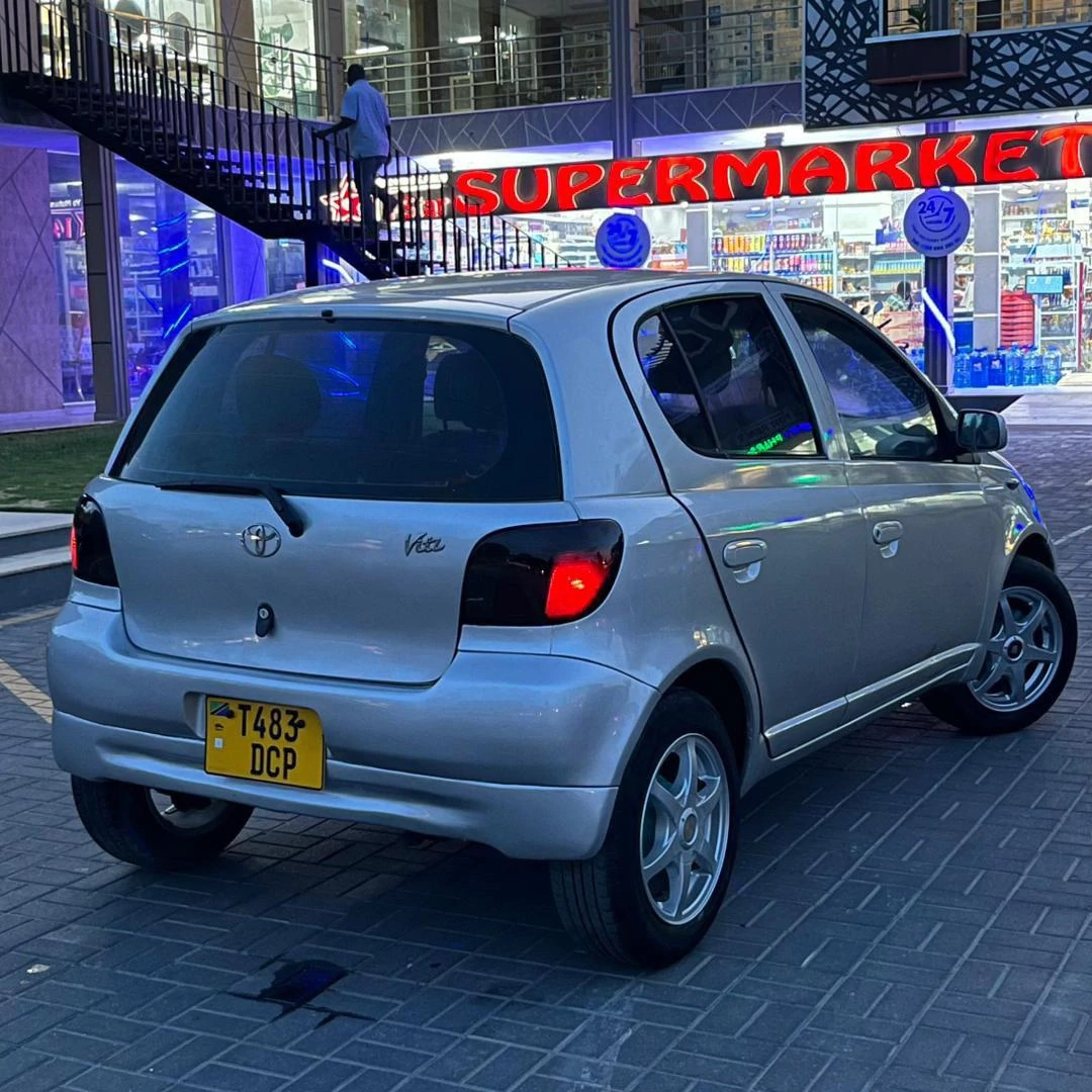 Toyota Vitz 2000 Silver Hatchback Full AC Android Radio thumbnail 3