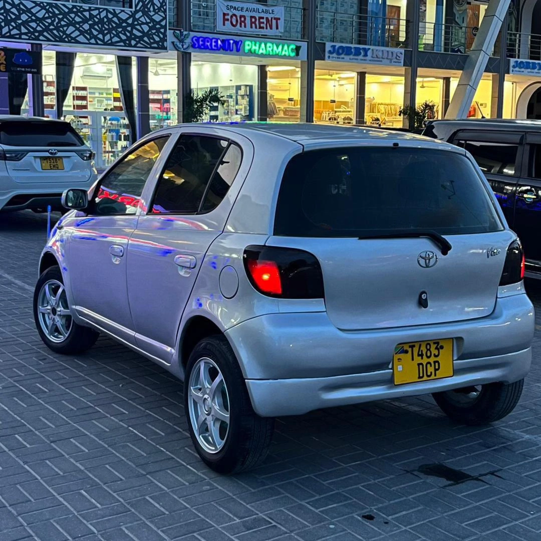 Toyota Vitz 2000 Silver Hatchback Full AC Android Radio thumbnail 5