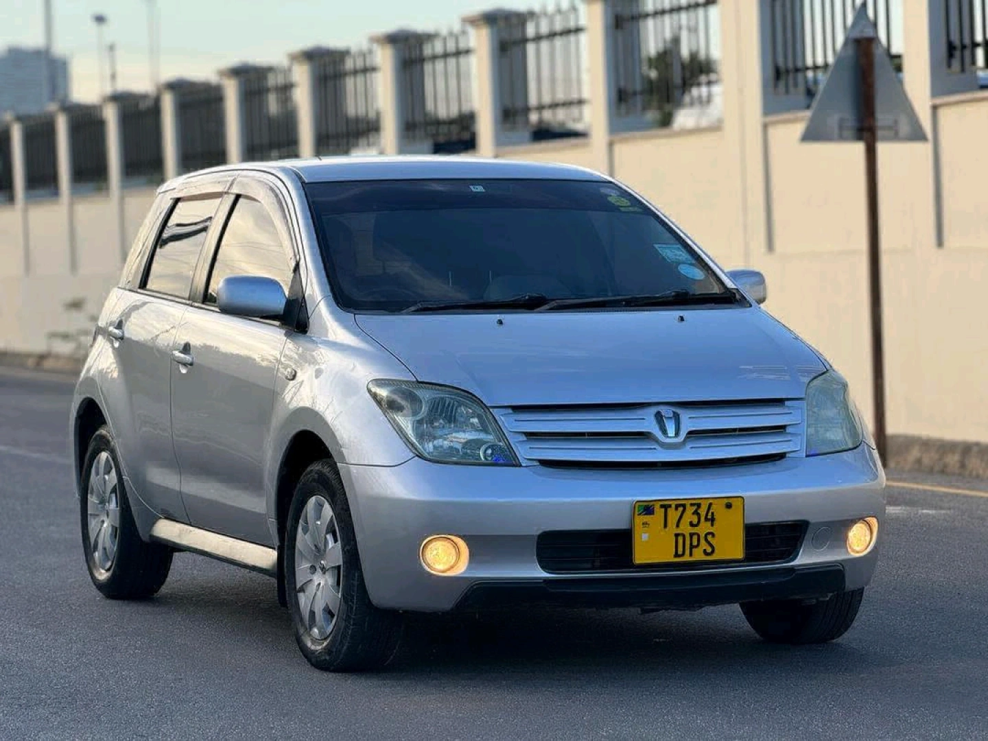 Toyota Ist 2003 Silver Car thumbnail 5