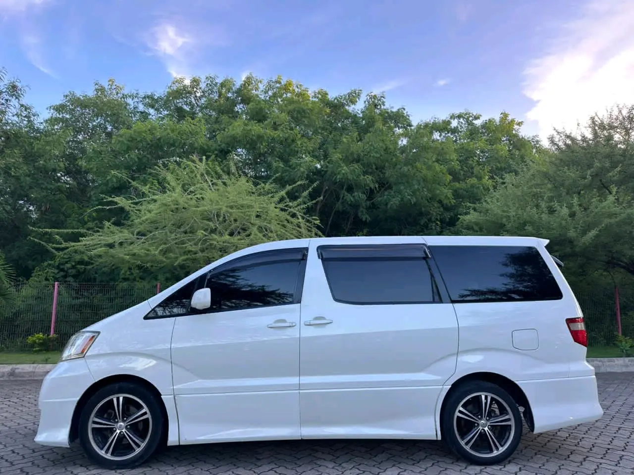 Toyota Alphard G (2002) thumbnail 3