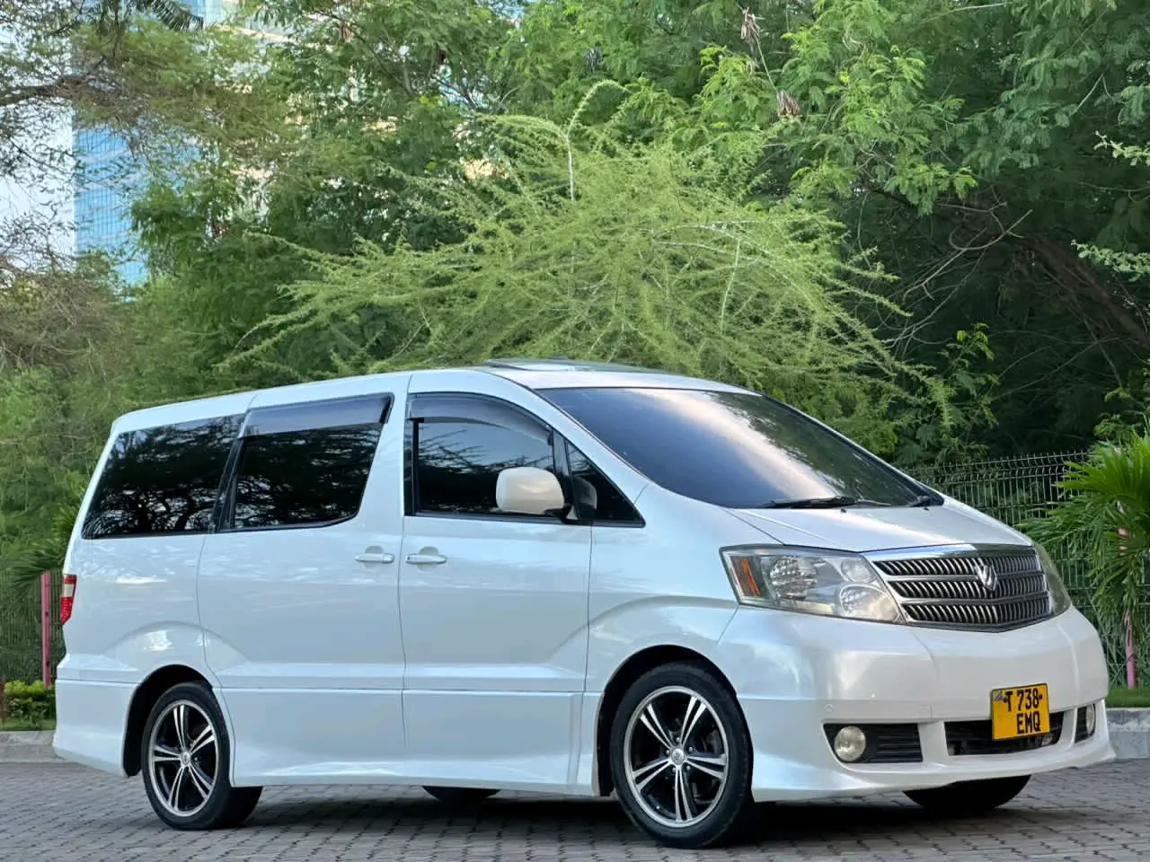 Toyota Alphard G (2002) thumbnail 5