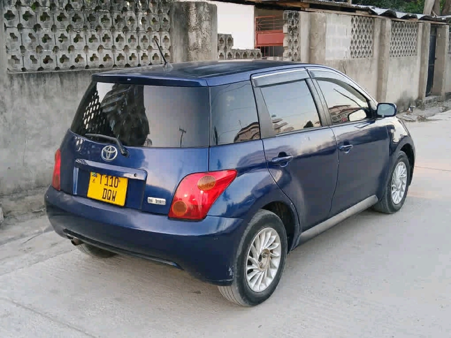 Toyota Ist Dark Blue T 110 DQW thumbnail 2