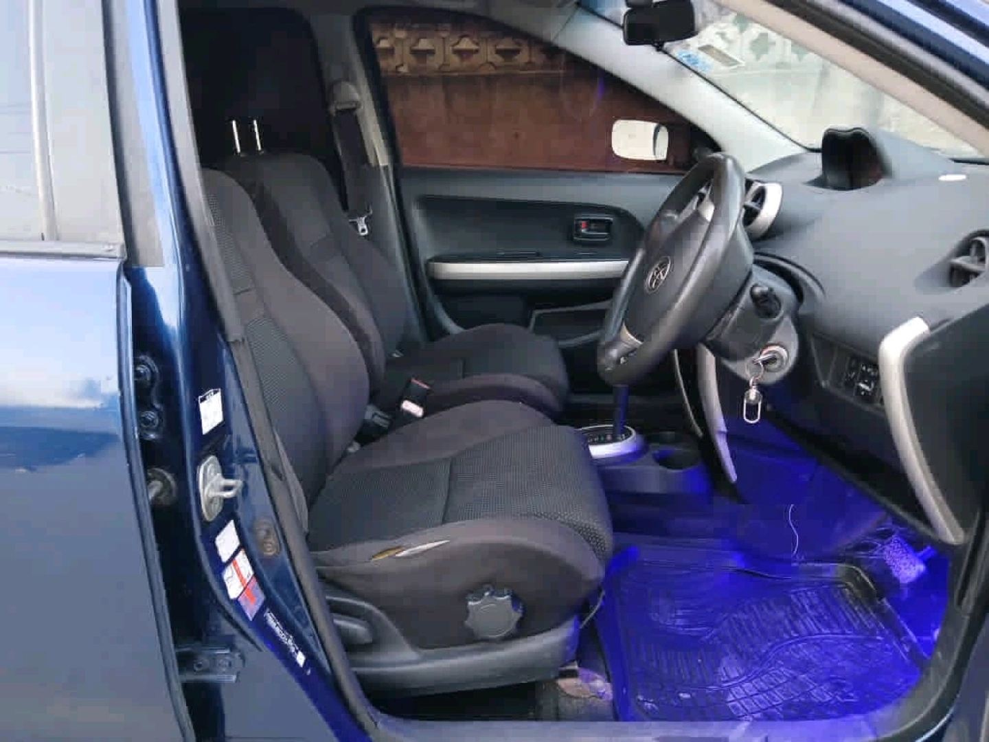 Toyota Ist Dark Blue T 110 DQW thumbnail 3