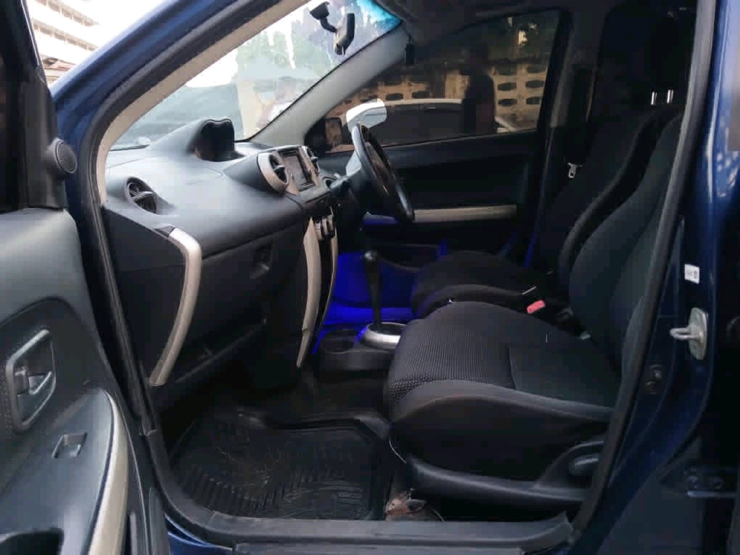 Toyota Ist Dark Blue T 110 DQW thumbnail 4