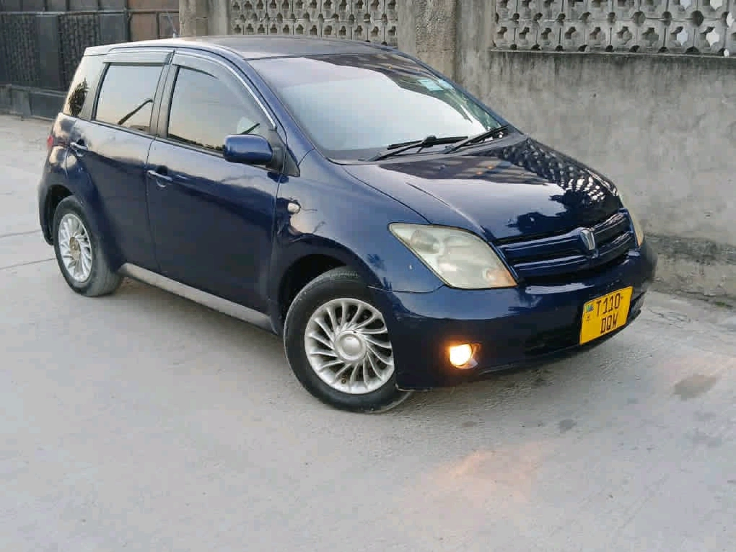 Toyota Ist Dark Blue T 110 DQW thumbnail 5