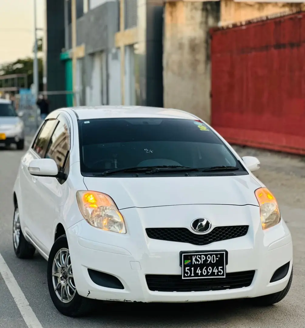 Toyota Vitz 2010 thumbnail 2