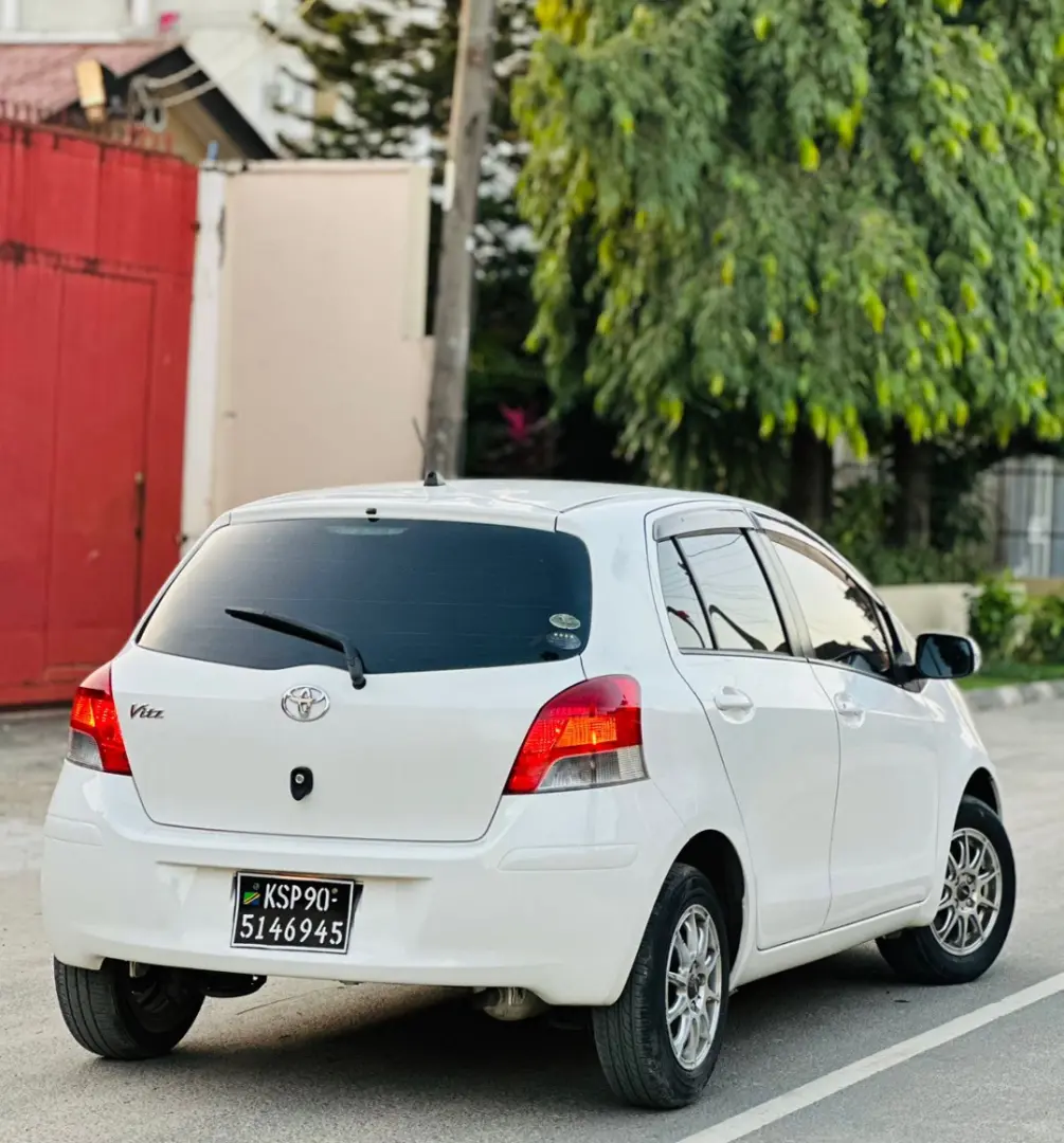 Toyota Vitz 2010 thumbnail 3