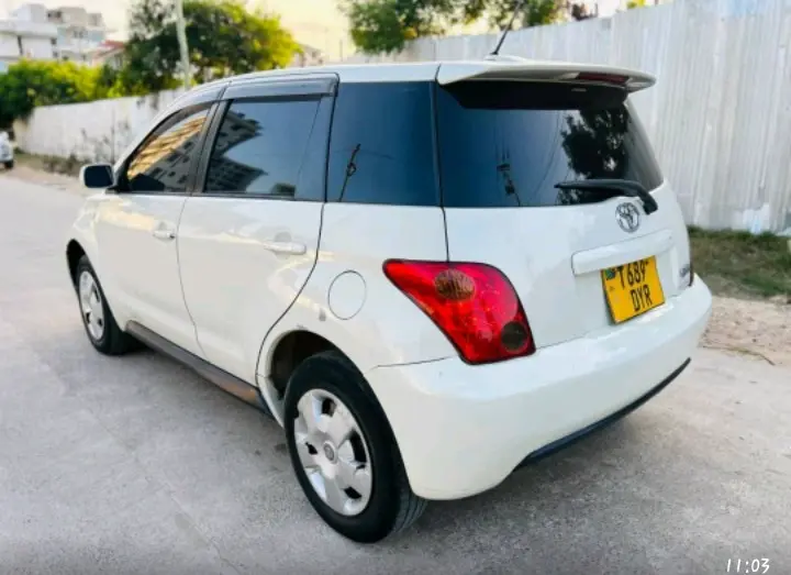 Toyota Ractis (White) thumbnail 2