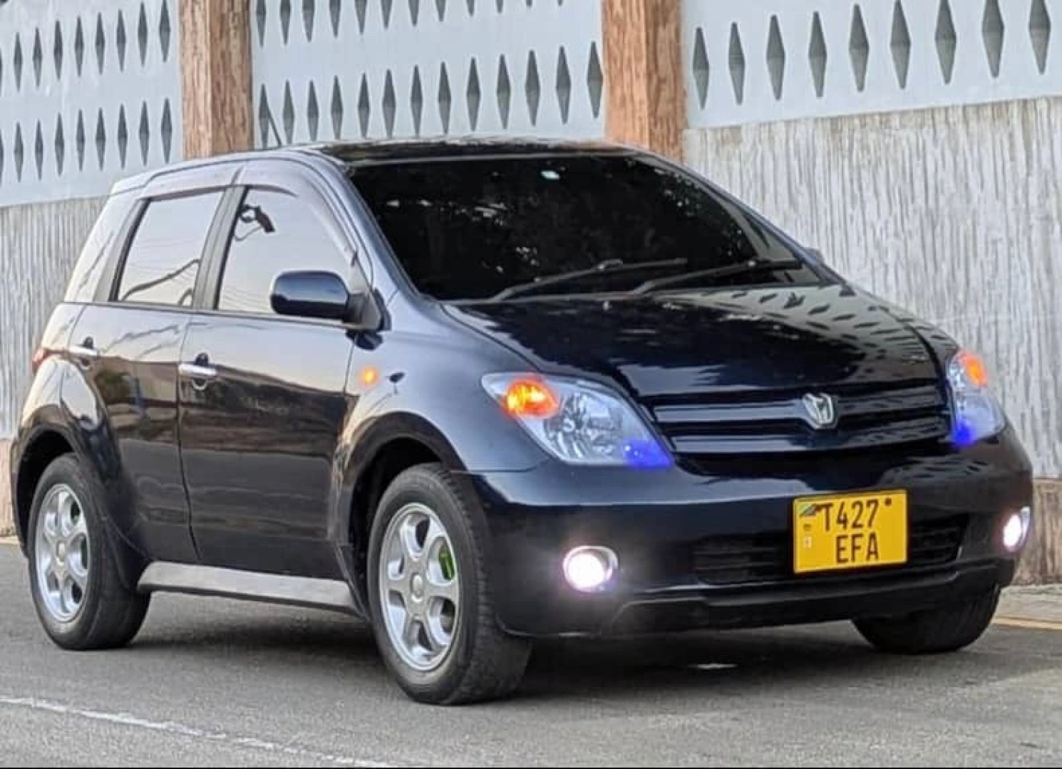 Toyota Ist Hatchback 2004 (Reg No. EFA) thumbnail 3