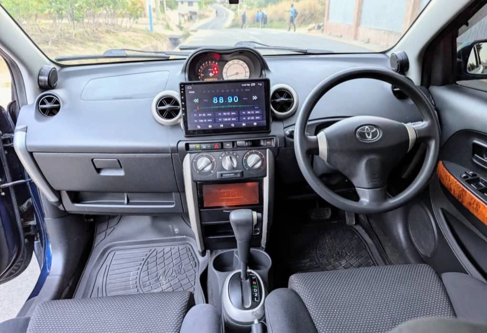 Toyota Ist Hatchback 2004 (Reg No. EFA) thumbnail 7