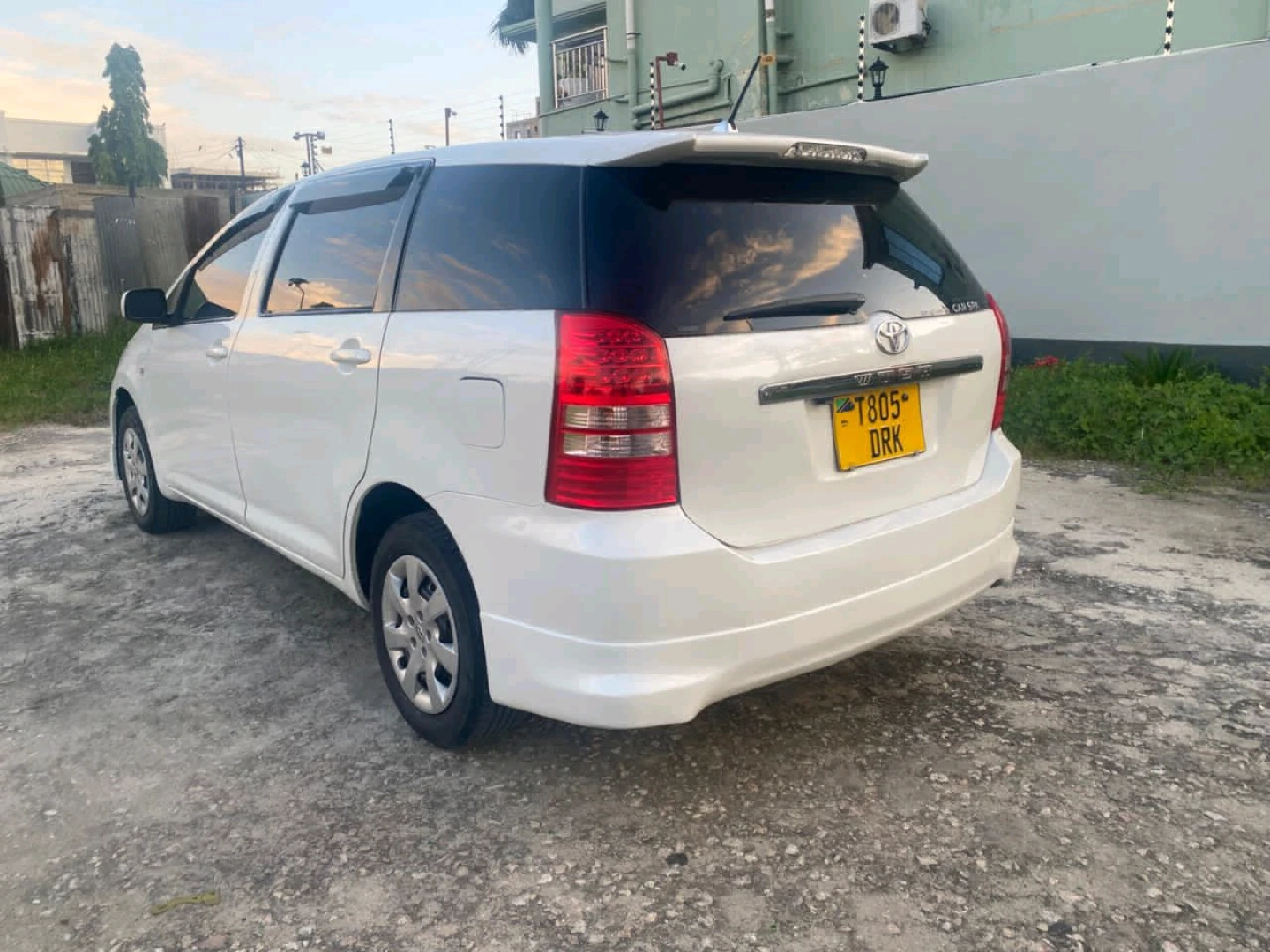 Toyota Wish 2005 Inauzwa thumbnail 4