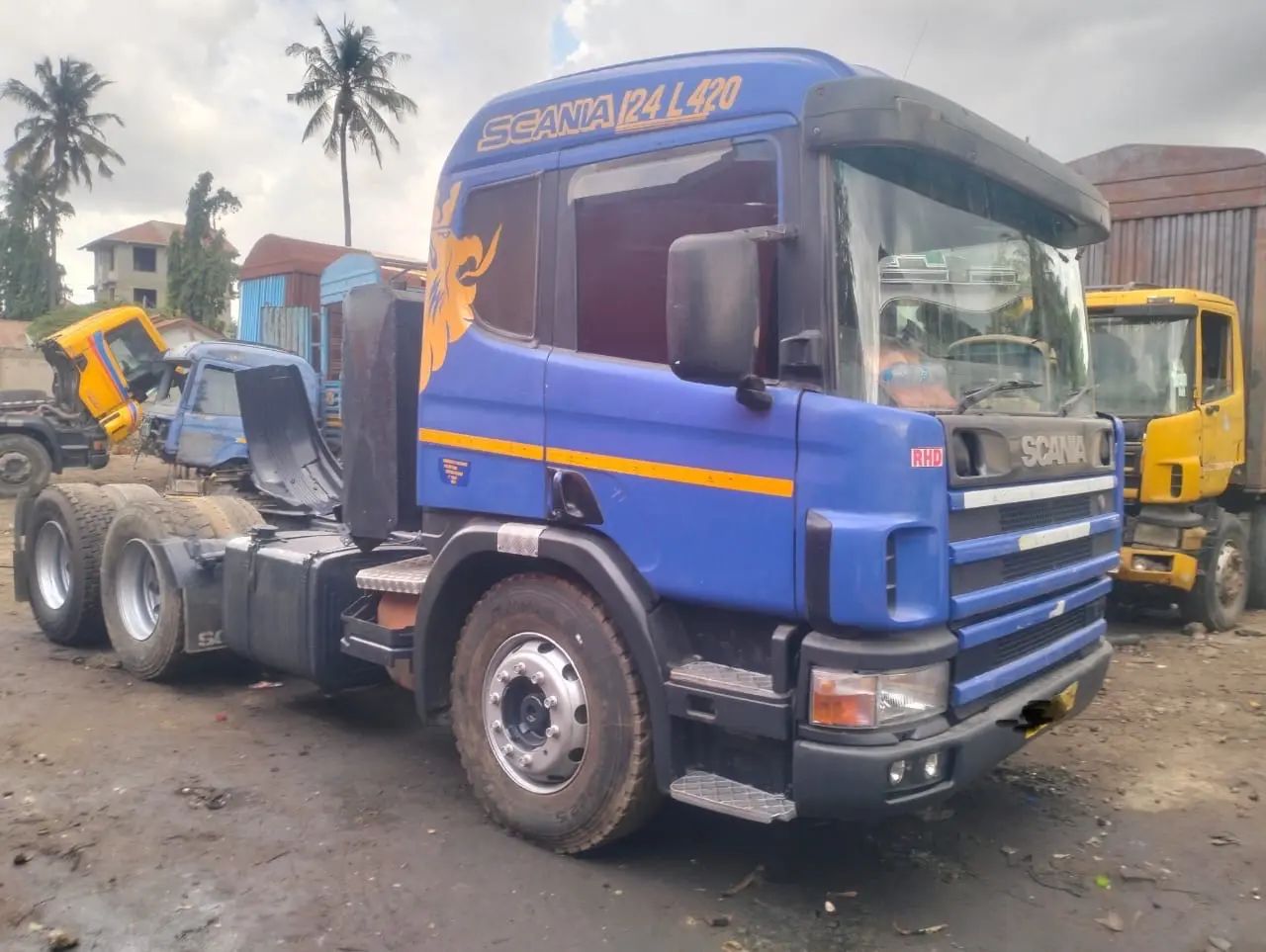 Scania 124 hp 420 Truck thumbnail 2