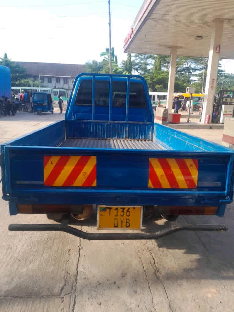Toyota Town Ace DyB Pickup Truck thumbnail 3