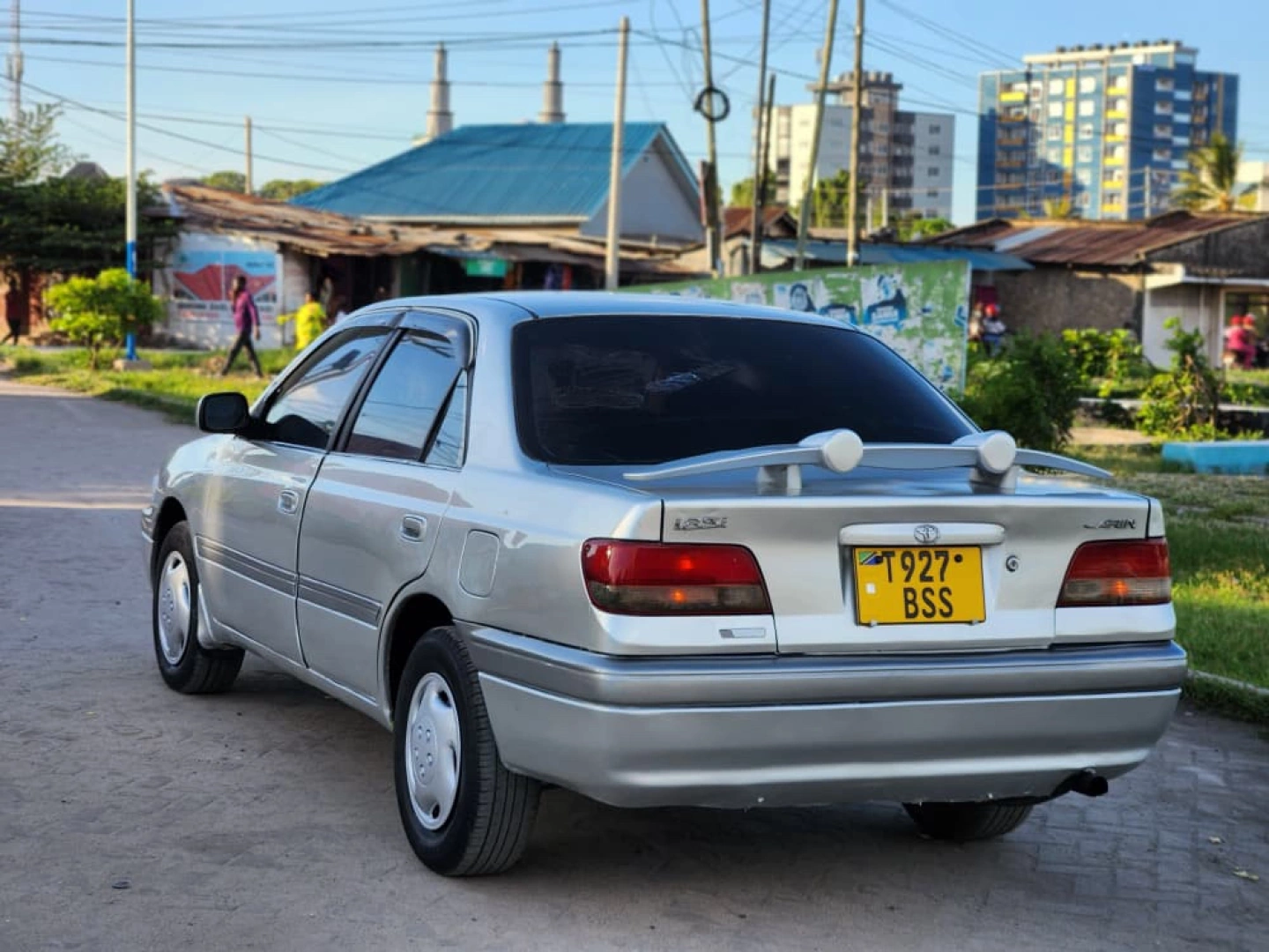 Toyota Carina SI Silver Sedan (1700cc)