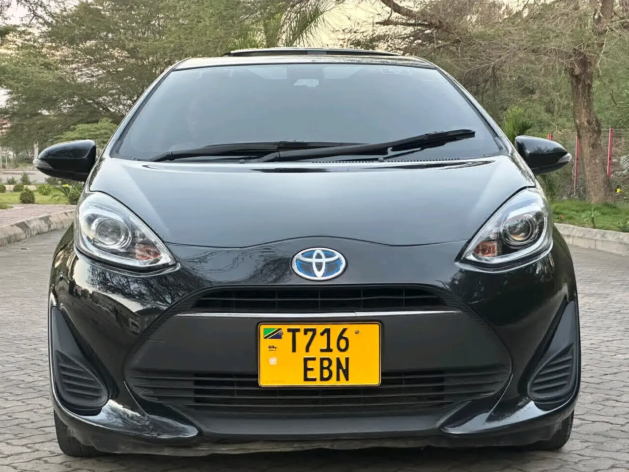Toyota Aqua 2017 - Black Metallic