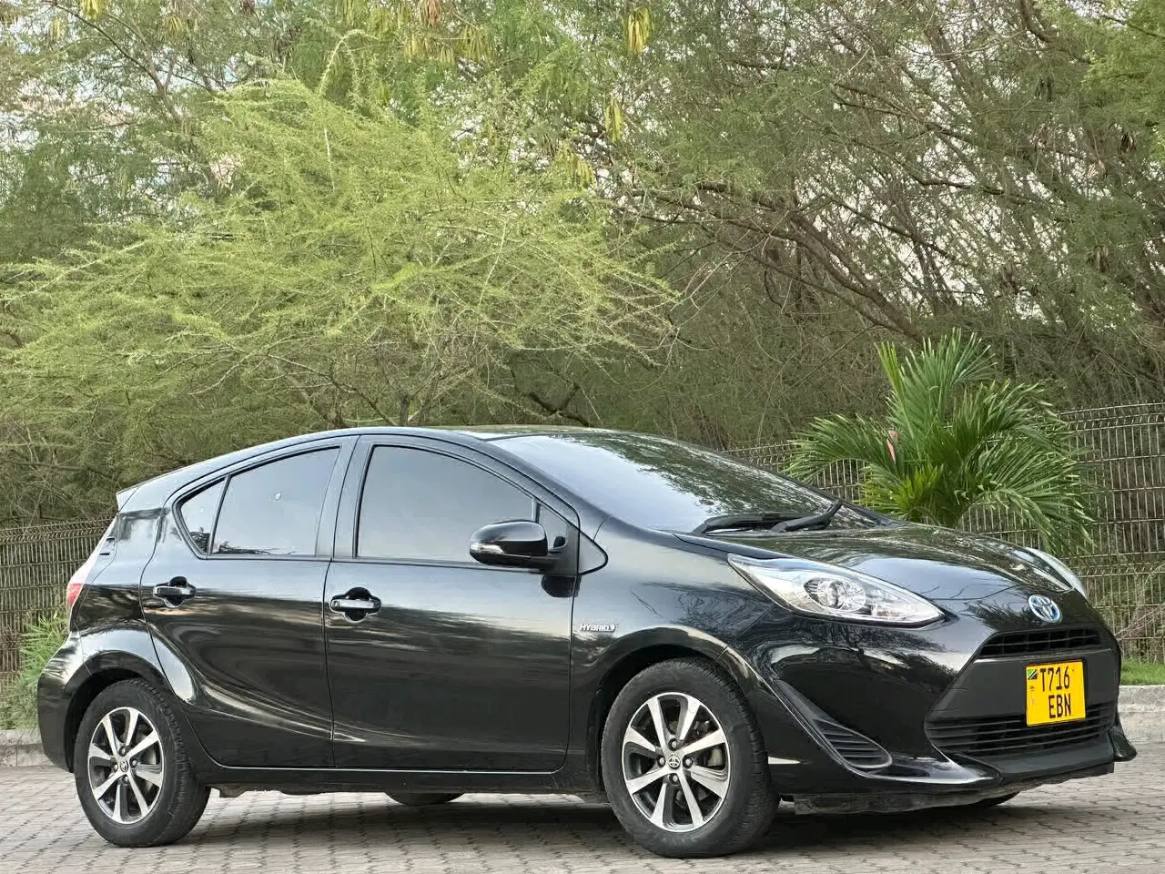 Toyota Aqua 2017 - Black Metallic thumbnail 4