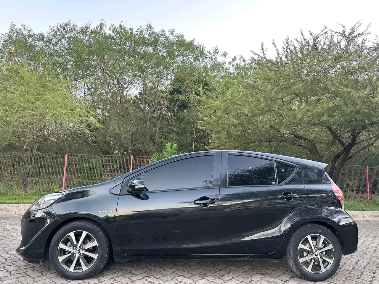 Toyota Aqua 2017 - Black Metallic thumbnail 5