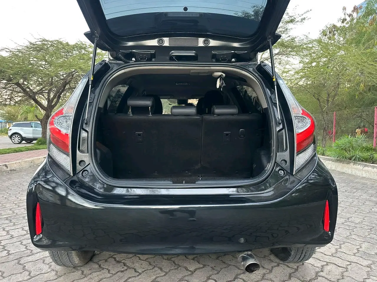 Toyota Aqua 2017 - Black Metallic thumbnail 6