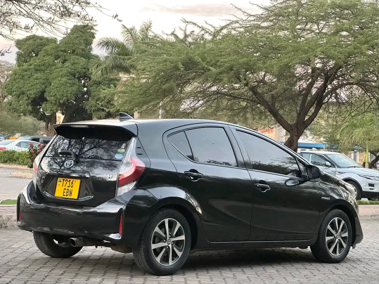 Toyota Aqua 2017 - Black Metallic thumbnail 7