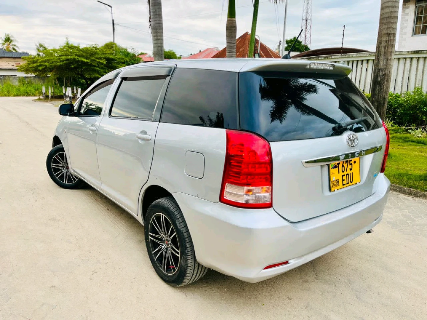 Toyota Wish Silver Car thumbnail 2