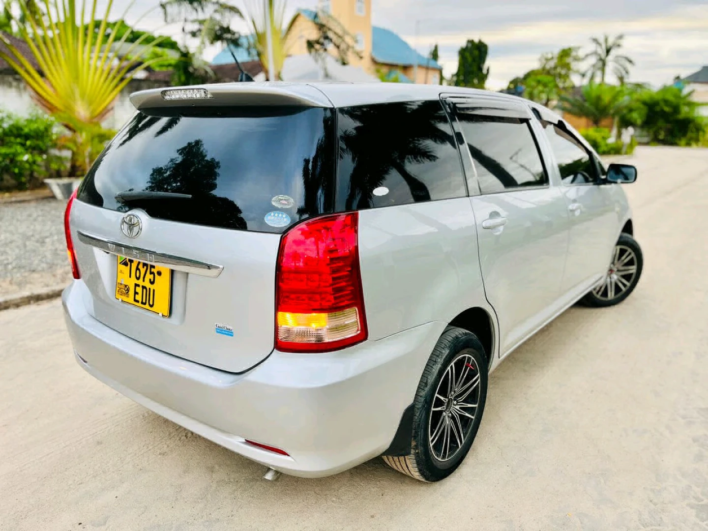 Toyota Wish Silver Car thumbnail 3