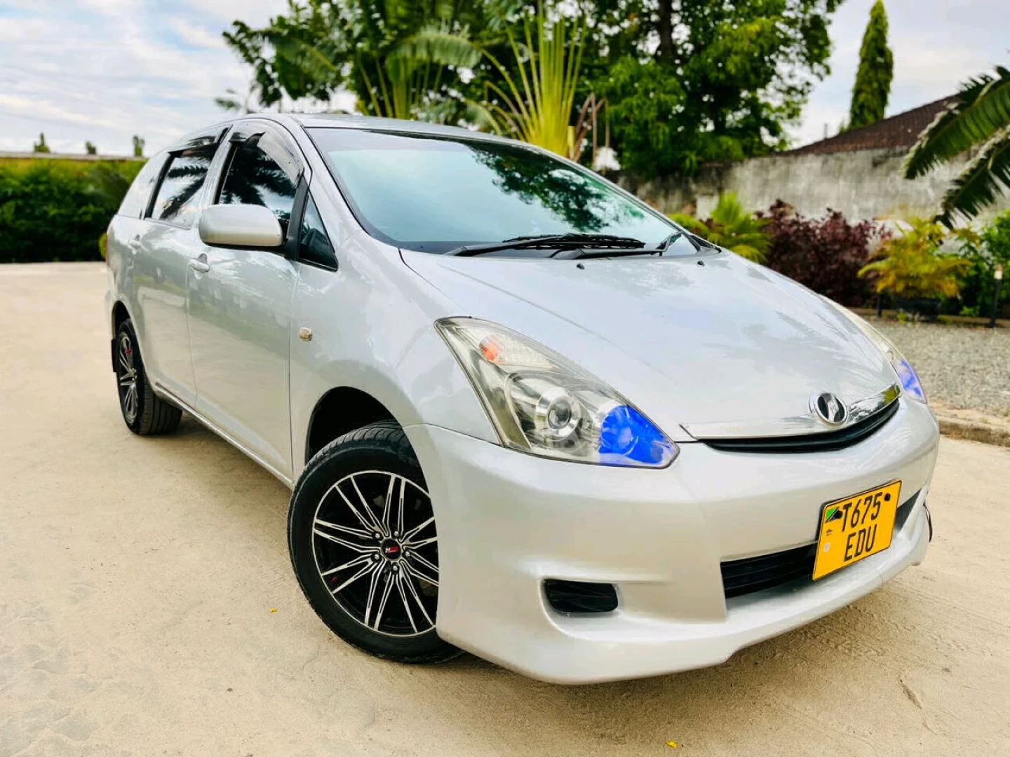 Toyota Wish Silver Car thumbnail 7