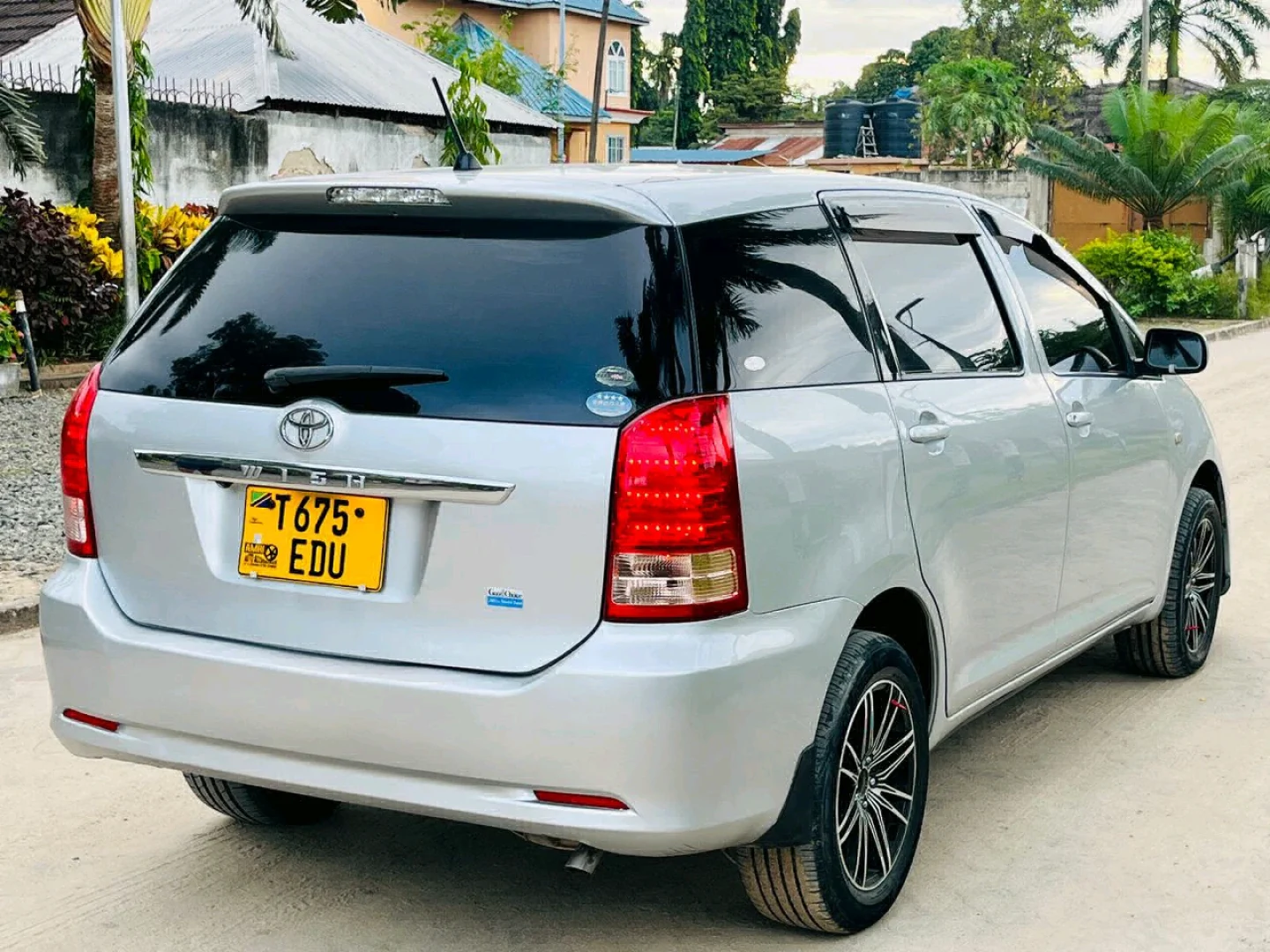 Toyota Wish Silver Car thumbnail 8