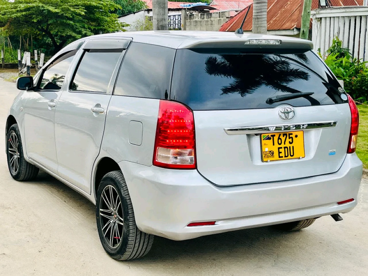 Toyota Wish Silver Car thumbnail 9
