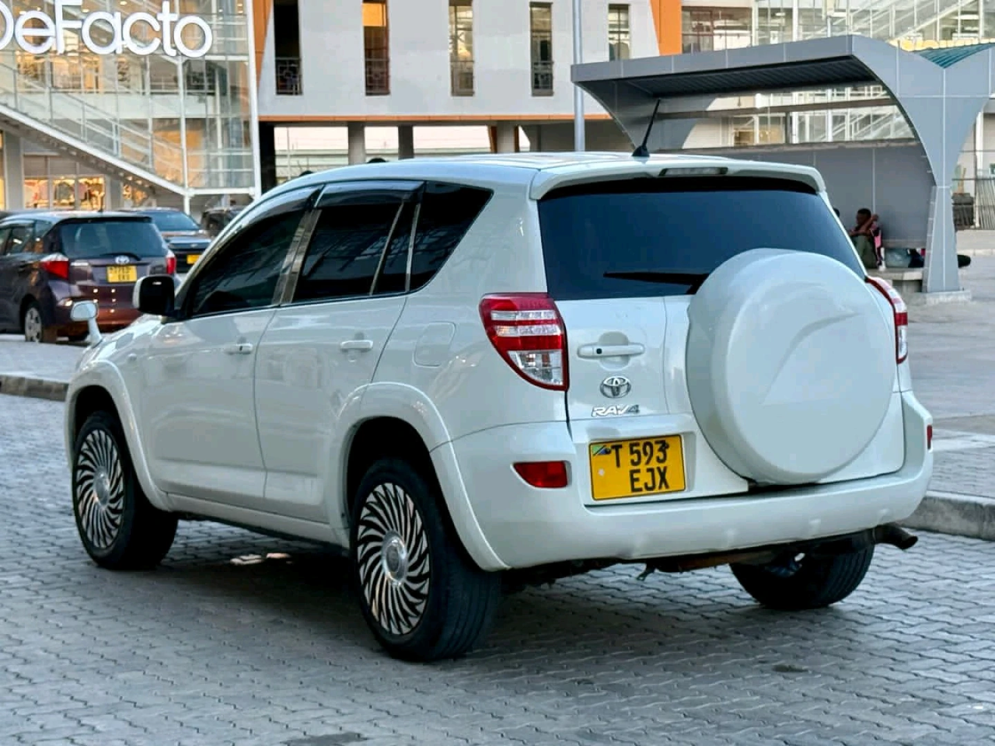 Toyota RAV4 SUV 2007 Pearl White (Reg EJX) thumbnail 2