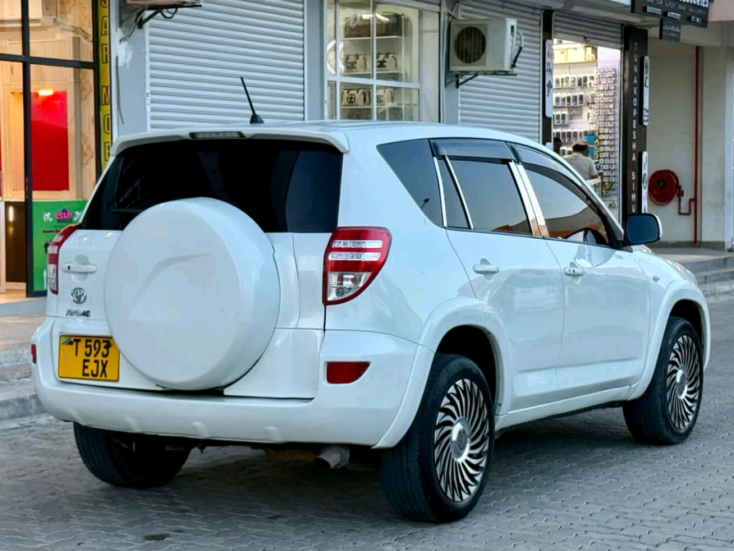Toyota RAV4 SUV 2007 Pearl White (Reg EJX) thumbnail 3