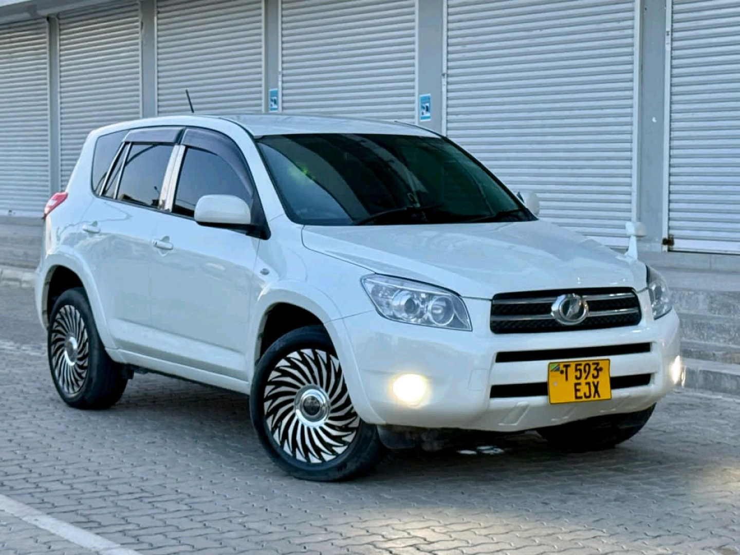 Toyota RAV4 SUV 2007 Pearl White (Reg EJX) thumbnail 4