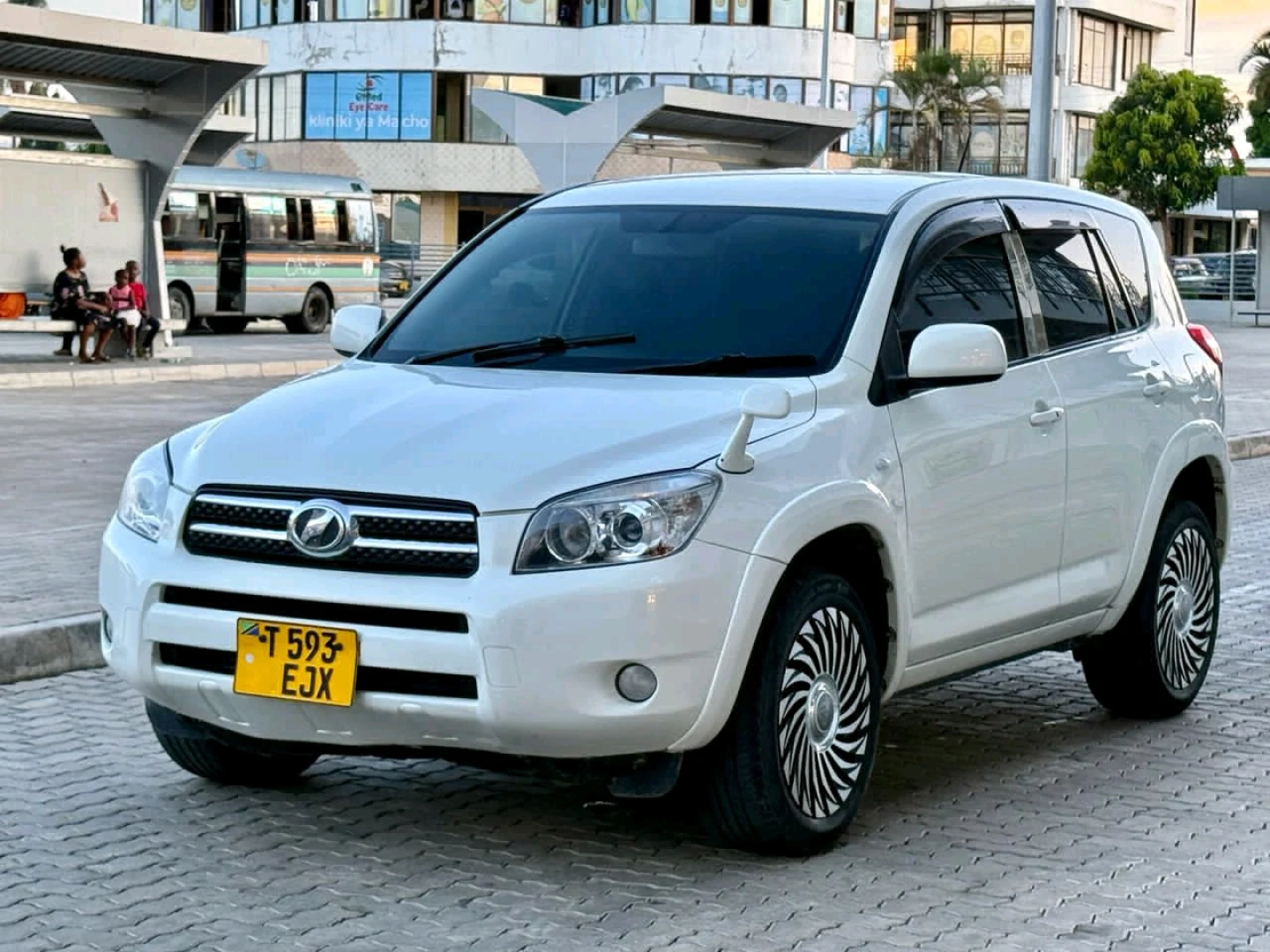 Toyota RAV4 SUV 2007 Pearl White (Reg EJX) thumbnail 5