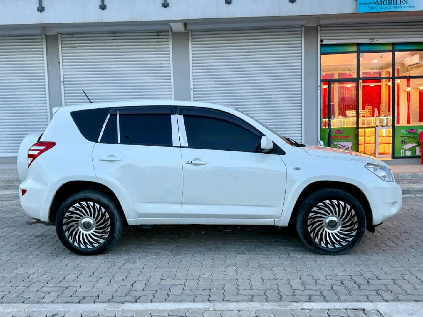 Toyota RAV4 SUV 2007 Pearl White (Reg EJX) thumbnail 6