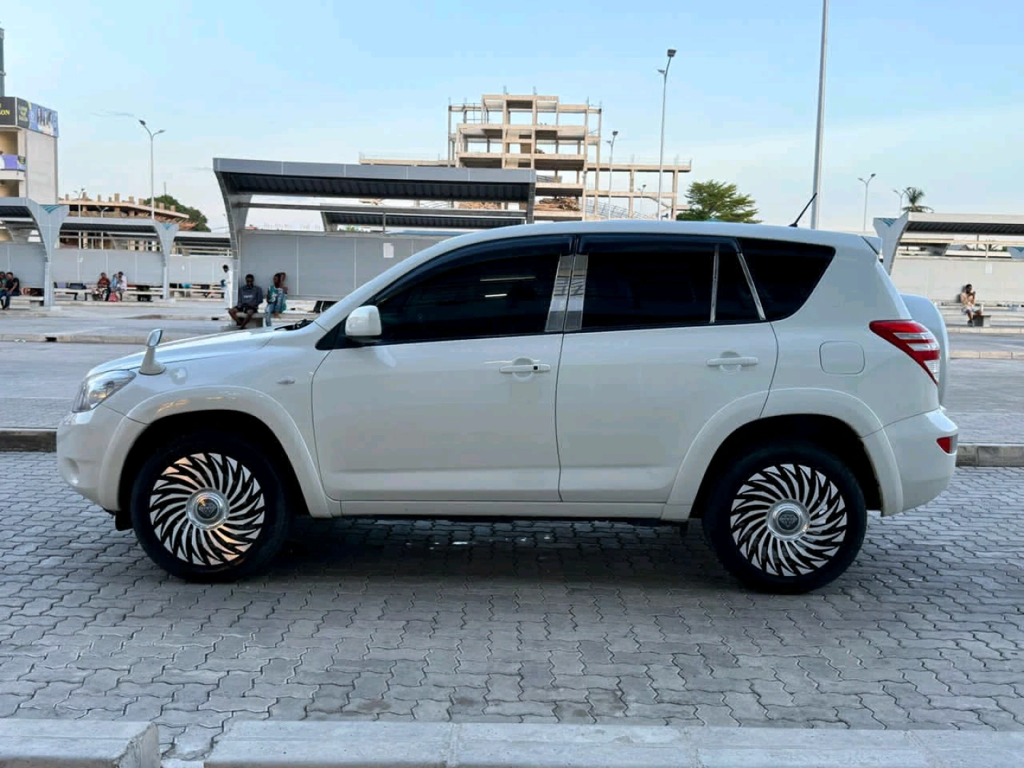 Toyota RAV4 SUV 2007 Pearl White (Reg EJX) thumbnail 7