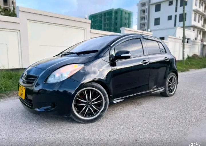 Toyota Vitz Hatchback thumbnail 3