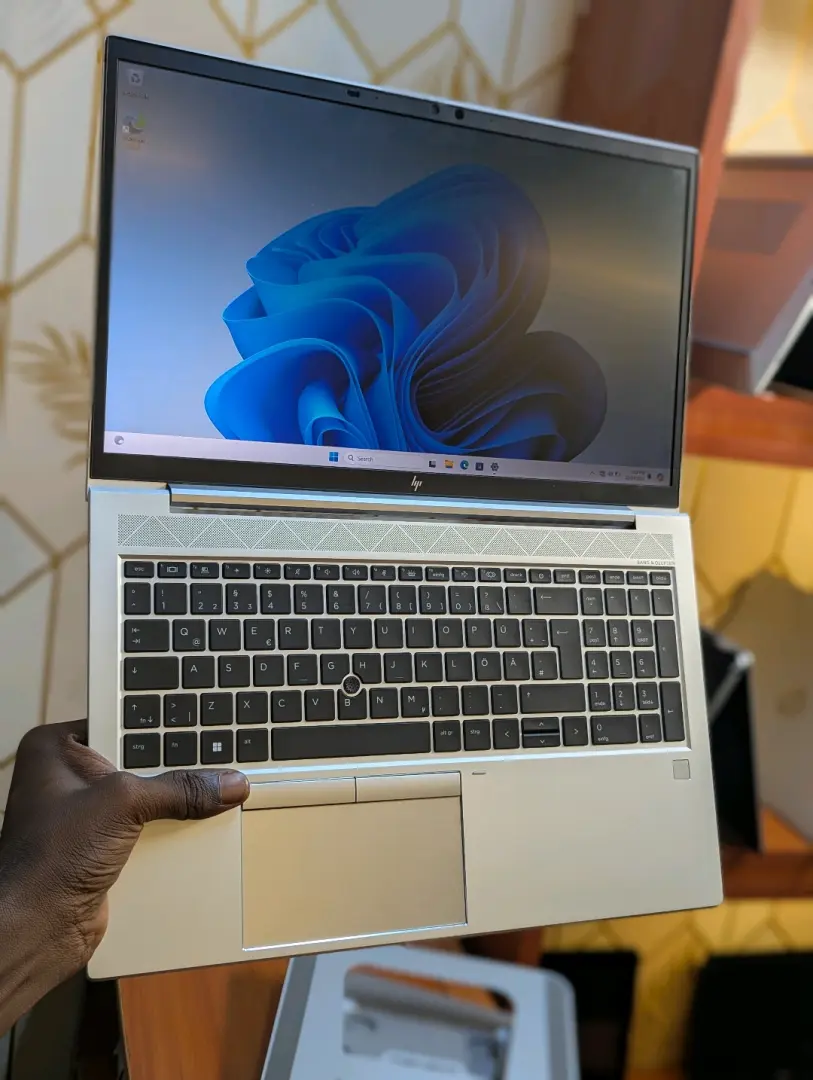 HP Elitebook 855 G8 Laptop (16GB RAM, 256GB SSD)