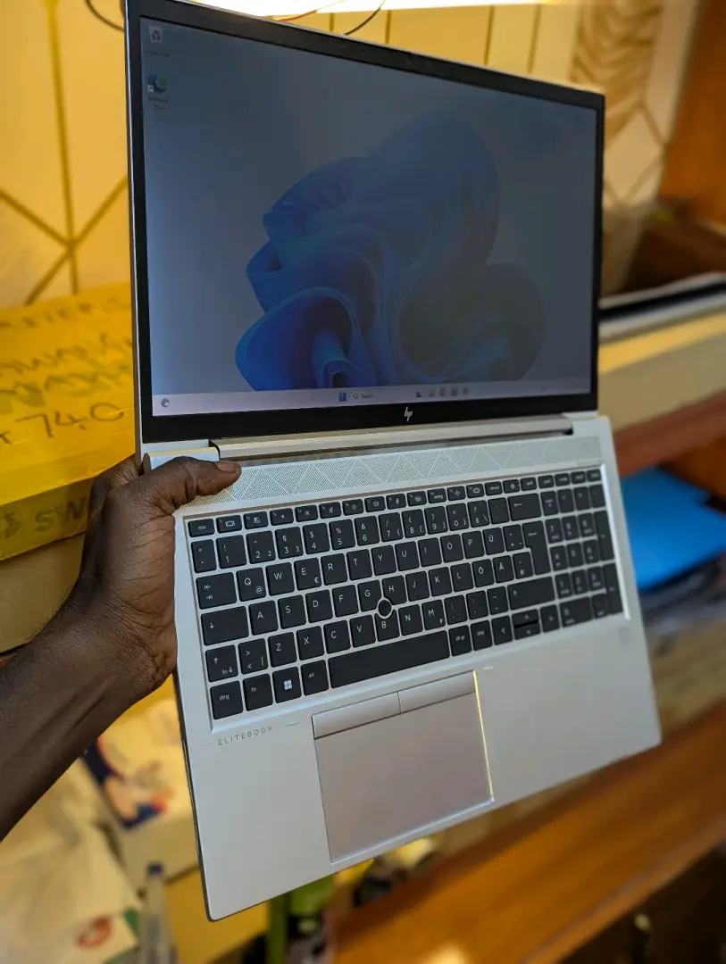 HP Elitebook 855 G8 Laptop (16GB RAM, 256GB SSD) thumbnail 2