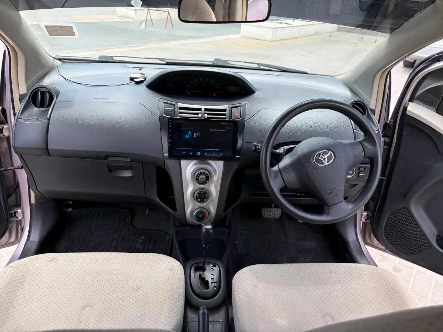 Toyota Vitz Hatchback for Sale thumbnail 5