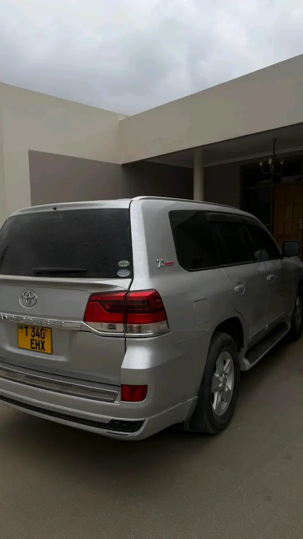 Toyota Land Cruiser V8 Silver (T 340 EHX) thumbnail 3