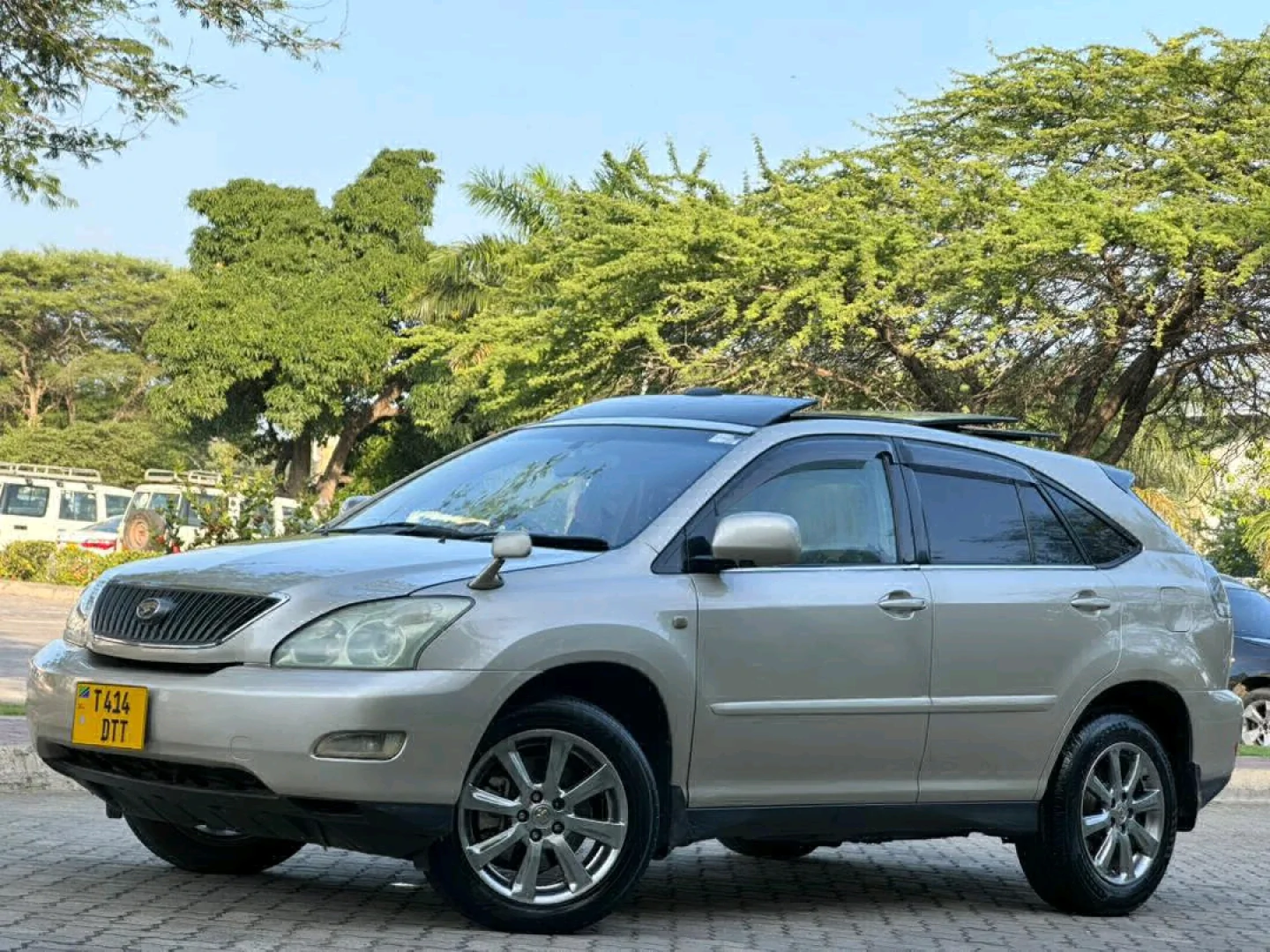 Toyota Harrier SUV 2006 Model with Sunroof thumbnail 3