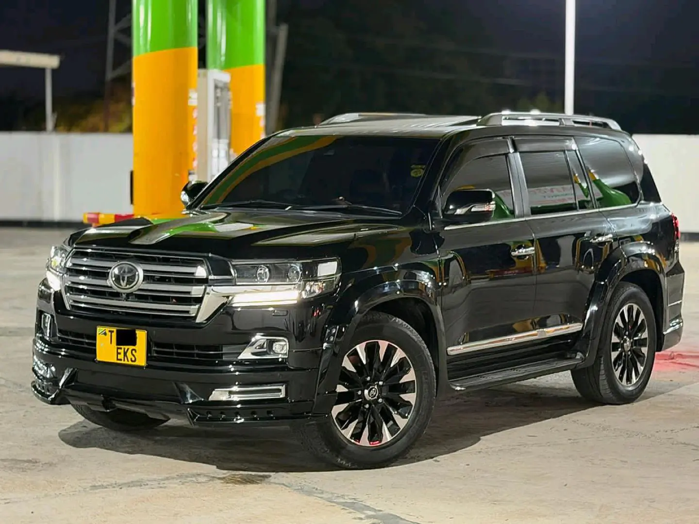 Black 2018 Toyota Land Cruiser 200 Series ZX thumbnail 2