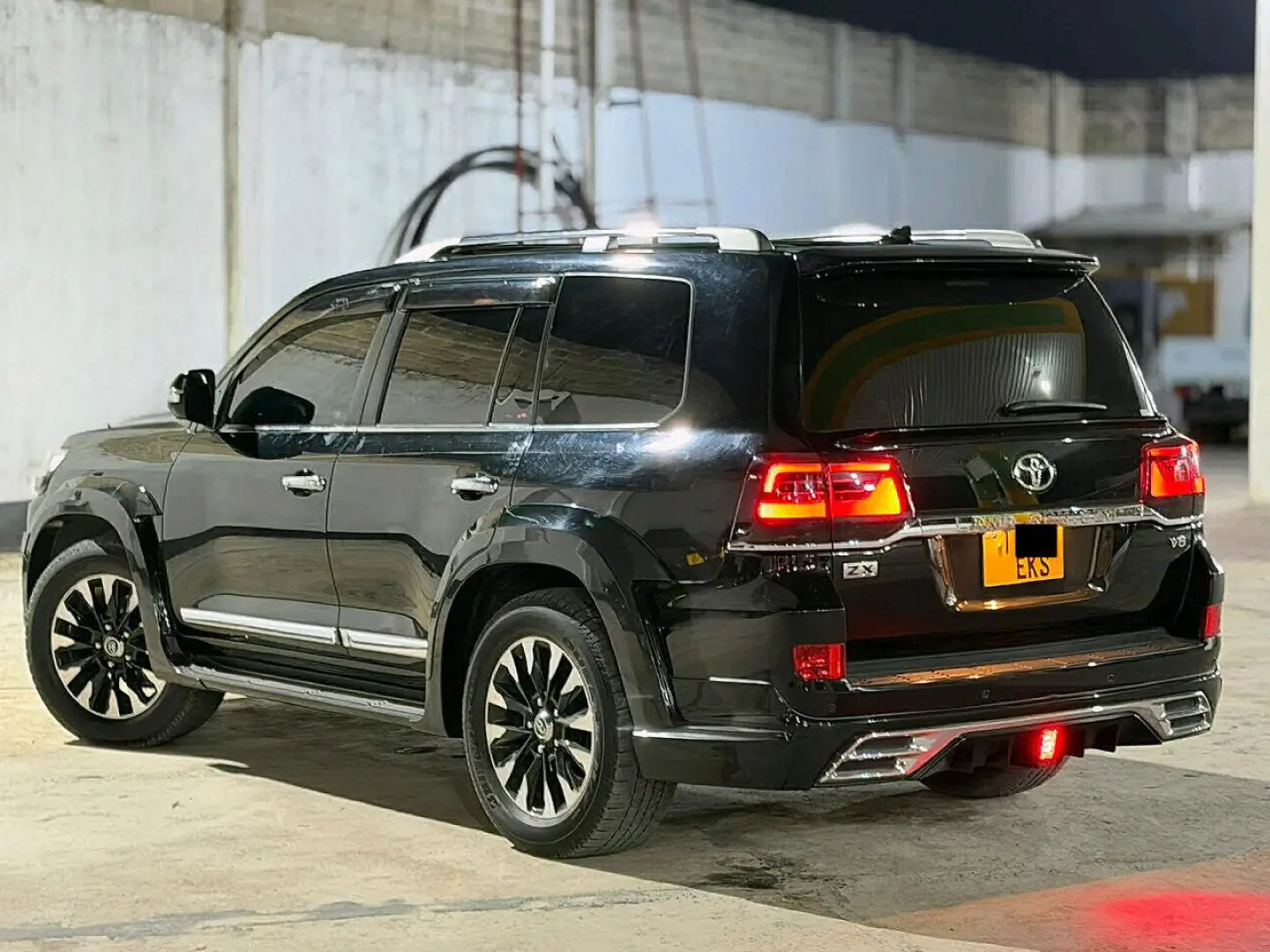 Black 2018 Toyota Land Cruiser 200 Series ZX thumbnail 3