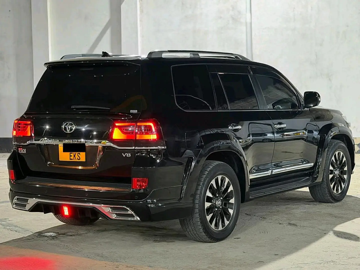 Black 2018 Toyota Land Cruiser 200 Series ZX thumbnail 4